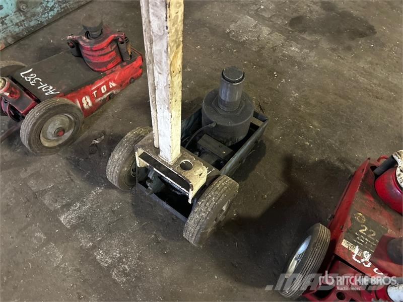  Quantity of (7) Hydraulic and Pneumatic Jack Muu