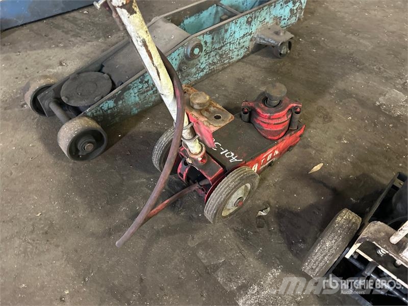  Quantity of (7) Hydraulic and Pneumatic Jack Muu