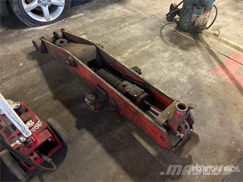 Quantity of (7) Hydraulic and Pneumatic Jack Muu