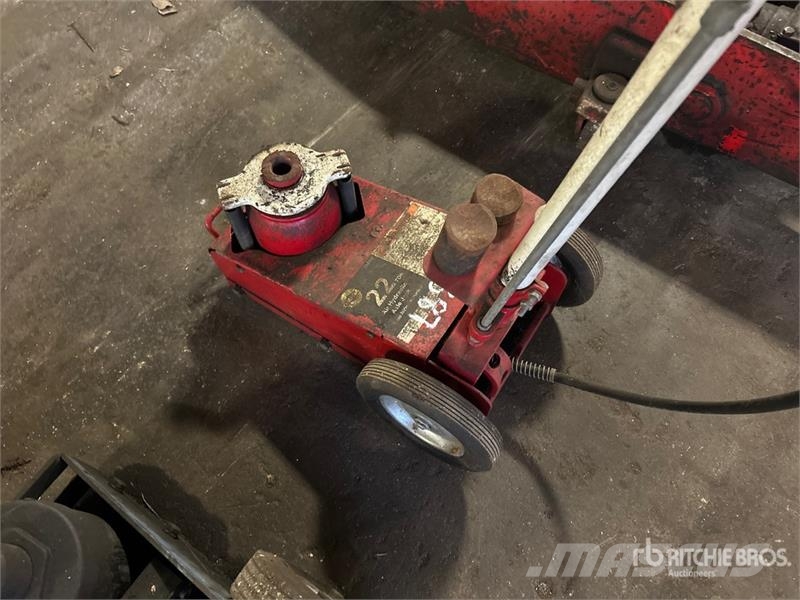  Quantity of (7) Hydraulic and Pneumatic Jack Muu