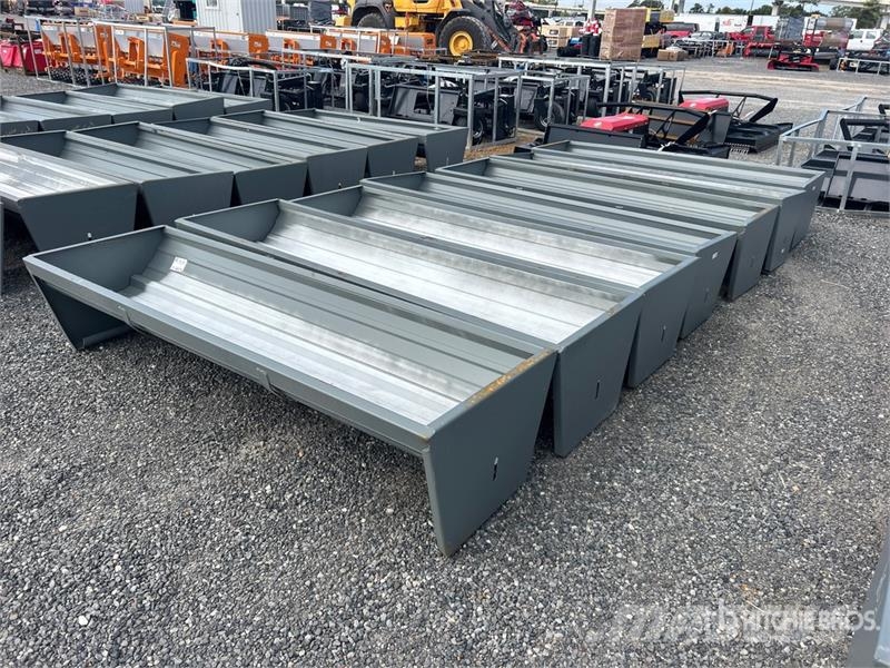 Quantity of (7) Kit Containers CF-90-V2025 Livest 사료 공급기
