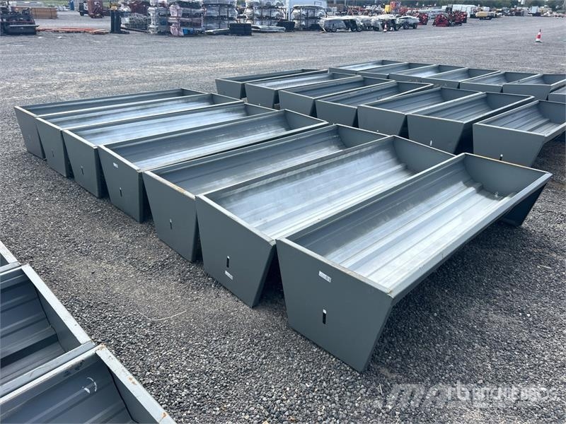 Quantity of (7) Kit Containers CF-90-V2025 Livest 사료 공급기