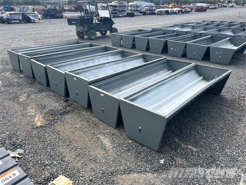 Quantity of (7) Kit Containers CF-90-V2025 Livest 사료 공급기