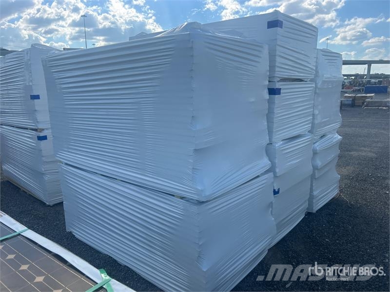 Quantity of (7) Pallets of 96 in x 48 in Polyiso I ホイスト、ウインチ、エレベーター