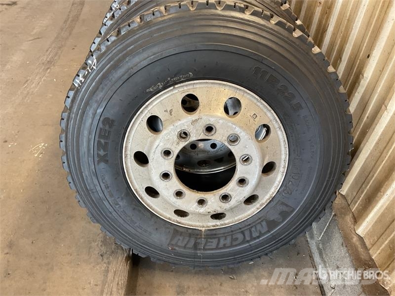 Quantity of (7) Recapped 11R22.5 Wheels and Tires Dekk, hjul og felger