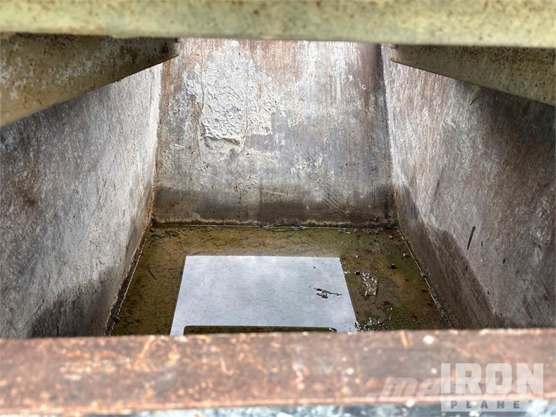 Quantity of (7) Skip Pans 3 ft x 4 ft x 8 ft Outros componentes
