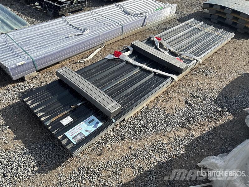 Quantity of (70) 12 ft x 3 ft Black Roof Panels (U Csörlők, emelőberendezések és anyagmozgató liftek
