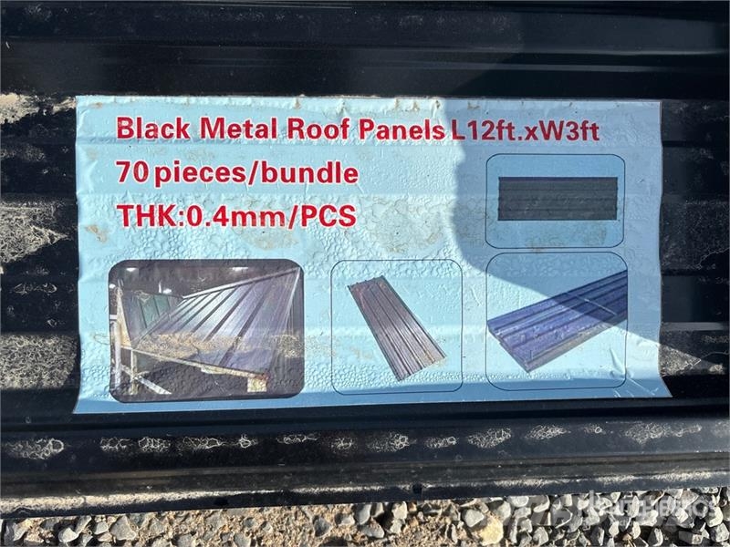 Quantity of (70) 12 ft x 3 ft Black Roof Panels (U Csörlők, emelőberendezések és anyagmozgató liftek