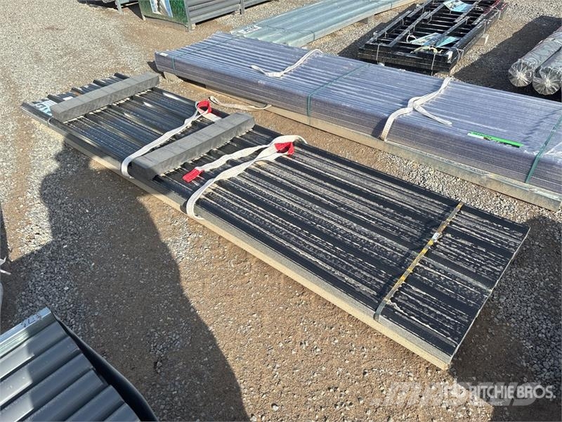 Quantity of (70) 12 ft x 3 ft Black Roof Panels (U Csörlők, emelőberendezések és anyagmozgató liftek