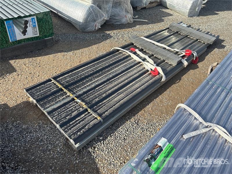 Quantity of (70) 12 ft x 3 ft Black Roof Panels (U Csörlők, emelőberendezések és anyagmozgató liftek