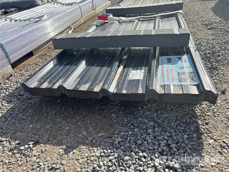 Quantity of (70) 12 ft x 3 ft Black Roof Panels (U Csörlők, emelőberendezések és anyagmozgató liftek