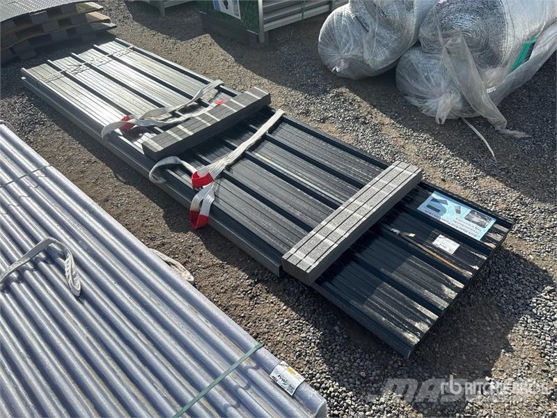 Quantity of (70) 12 ft x 3 ft Black Roof Panels (U Csörlők, emelőberendezések és anyagmozgató liftek