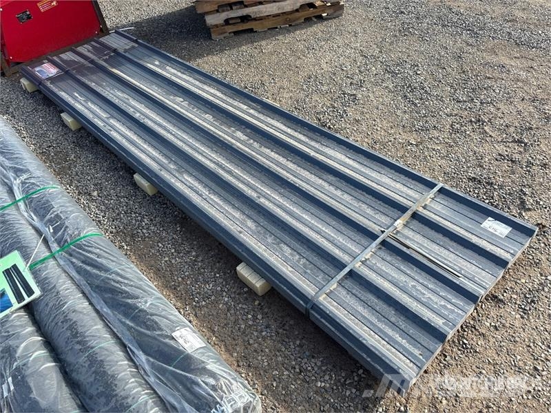 Quantity of (70) 12 ft x 3 ft Grey Metal Roof Pane Csörlők, emelőberendezések és anyagmozgató liftek