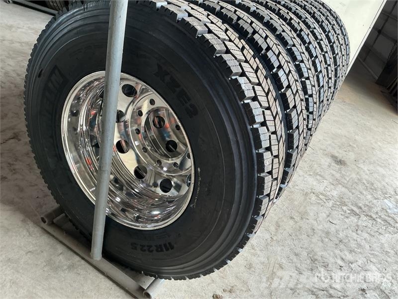  Quantity of (8) 11R22.5 Recapped Tires w/ Wheels Gume, točkovi i felne