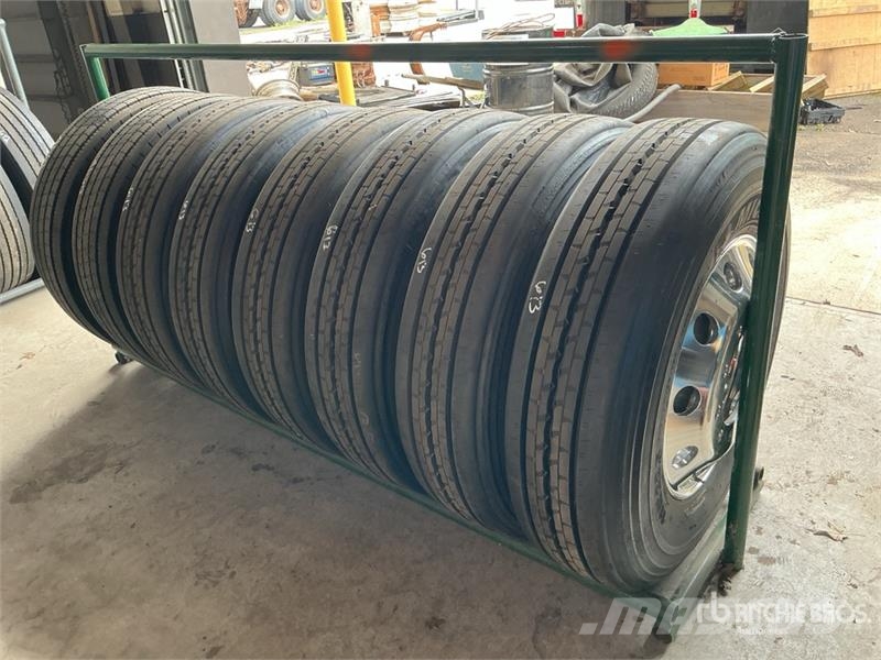  Quantity of (8) 11R22.5 Recapped Tires w/Aluminum  Gume, točkovi i felne
