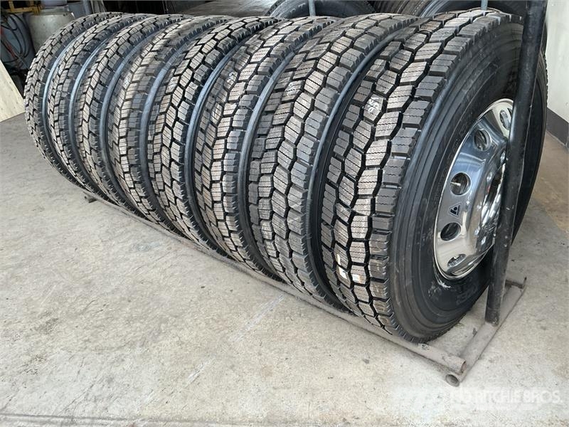 Quantity of (8) 11R22.5 Recapped Tires w/Aluminum 타이어, 휠 및 림