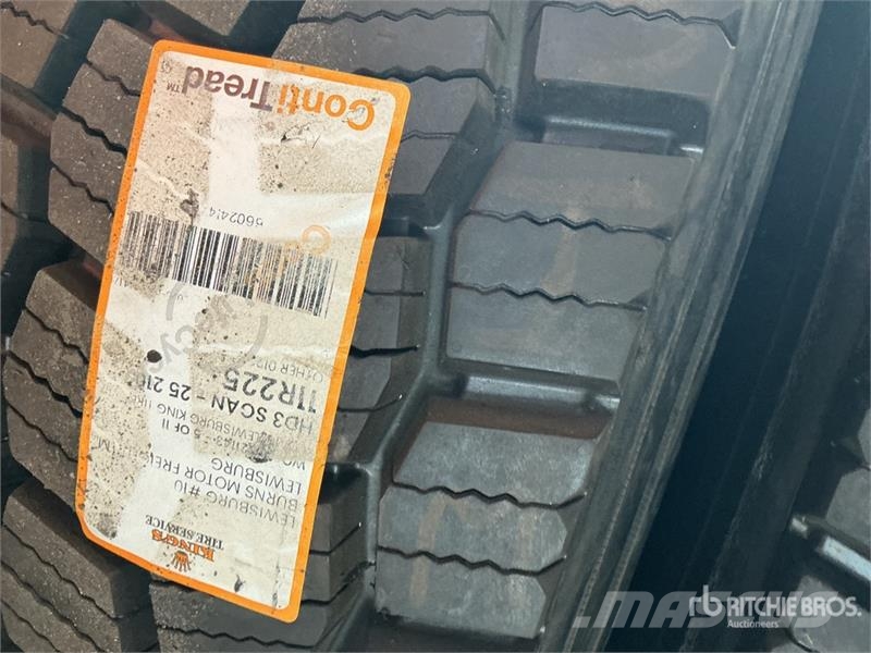 Quantity of (8) 11R22.5 Recapped Tires w/Aluminum Gume, točkovi i felne