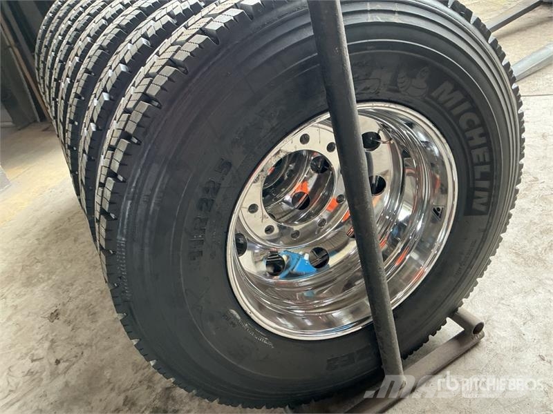 Quantity of (8) 11R22.5 Recapped Tires w/Aluminum 타이어, 휠 및 림