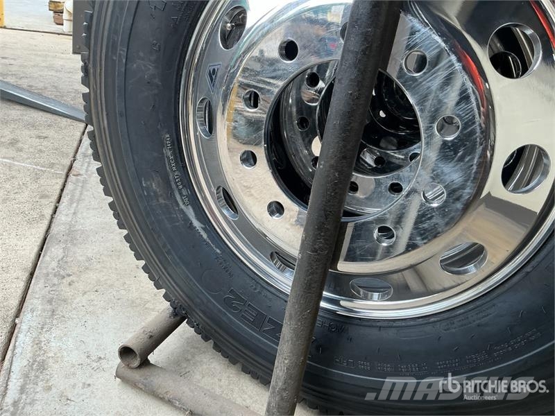 Quantity of (8) 11R22.5 Recapped Tires w/Aluminum 타이어, 휠 및 림