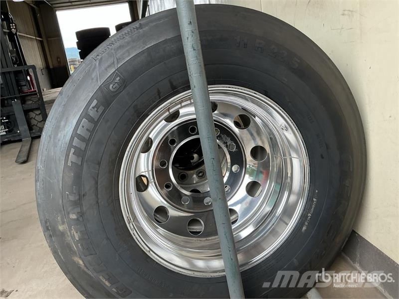 Quantity of (8) 11R22.5 Recapped Tires w/Aluminum Gume, točkovi i felne