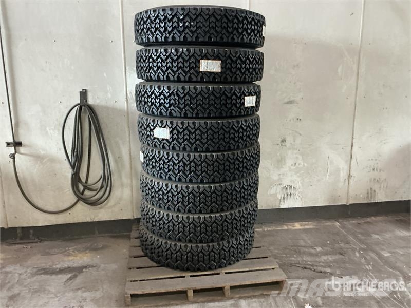Quantity of (8) 11R22.5 Recapped Tires 輪胎、車輪和輪圈