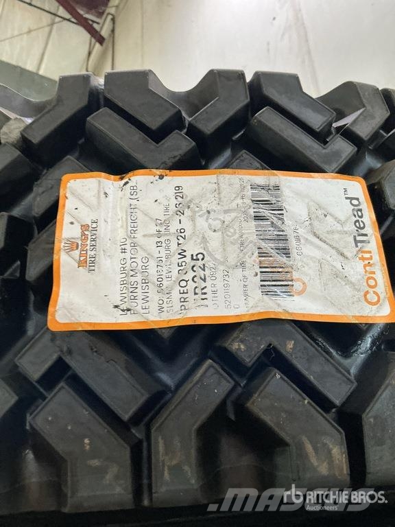 Quantity of (8) 11R22.5 Recapped Tires 輪胎、車輪和輪圈