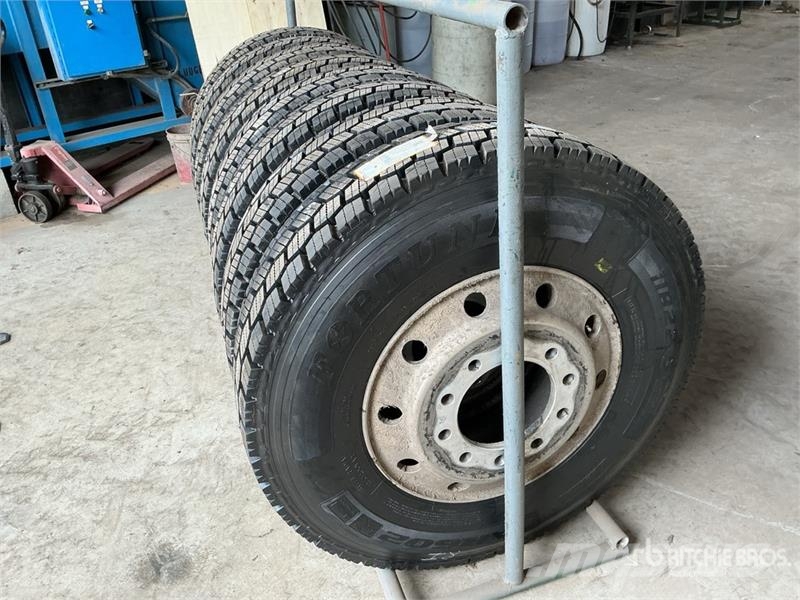  Quantity of (8) 11R22.5 Recapped Tires w/ Wheels Gume, točkovi i felne
