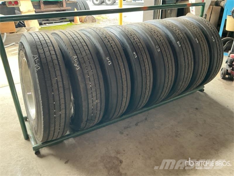  Quantity of (8) 11R22.5 Recapped Tires w/Aluminum  Gume, točkovi i felne