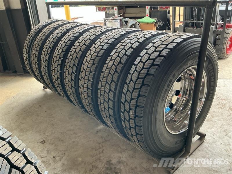 Quantity of (8) 11R22.5 Recapped Tires w/Aluminum 타이어, 휠 및 림