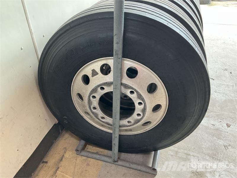 Quantity of (8) 11R22.5 Recapped Tires w/Aluminum Gume, točkovi i felne