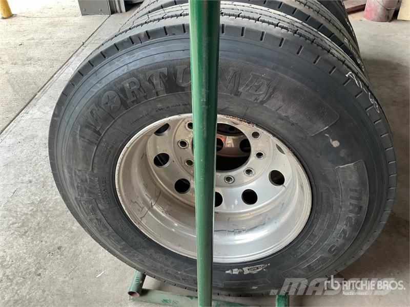  Quantity of (8) 11R22.5 Recapped Tires w/Aluminum  Gume, točkovi i felne