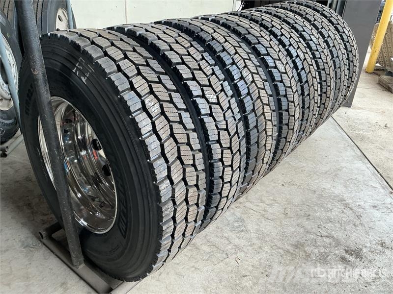 Quantity of (8) 11R22.5 Recapped Tires w/Aluminum 타이어, 휠 및 림