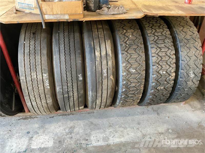  Quantity of (8) 11R22.5 Wheels and Tires الإطارات والعجلات والحافات
