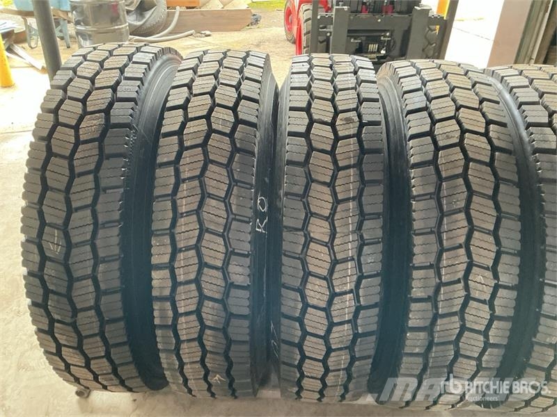 Quantity of (8) 11R22.5 Recapped Tires w/ Wheels Gume, točkovi i felne