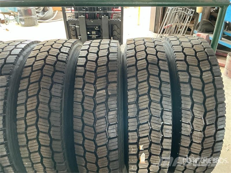 Quantity of (8) 11R22.5 Recapped Tires w/Aluminum Gume, točkovi i felne