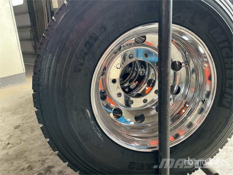 Quantity of (8) 11R22.5 Recapped Tires w/Aluminum 타이어, 휠 및 림