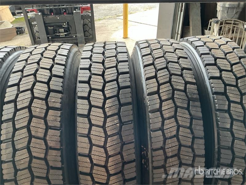 Quantity of (8) 11R22.5 Recapped Tires w/Aluminum 타이어, 휠 및 림