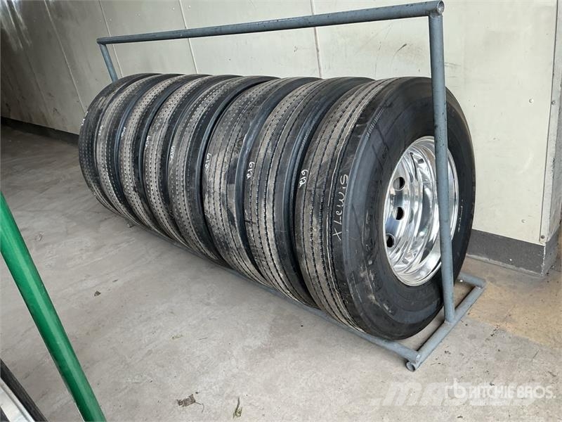 Quantity of (8) 11R22.5 Recapped Tires w/Aluminum Gume, točkovi i felne