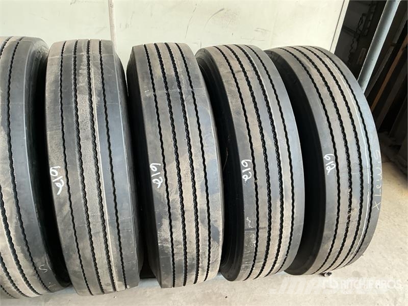 Quantity of (8) 11R22.5 Recapped Tires w/Aluminum Gume, točkovi i felne
