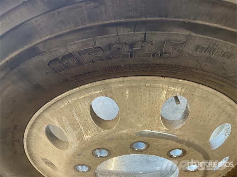  Quantity of (8) 11R22.5 Wheels and Tires الإطارات والعجلات والحافات