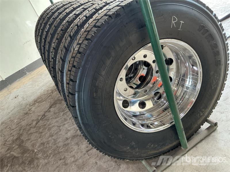 Quantity of (8) 11R22.5 Recapped Tires w/Aluminum Gume, točkovi i felne