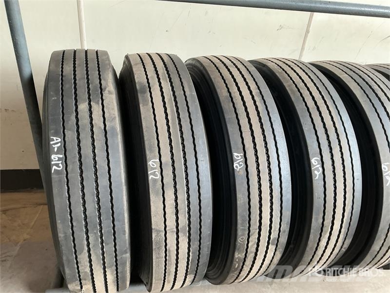 Quantity of (8) 11R22.5 Recapped Tires w/Aluminum Gume, točkovi i felne