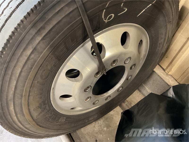  Quantity of (8) 11R22.5 Wheels and Tires الإطارات والعجلات والحافات