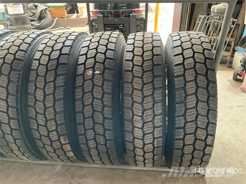  Quantity of (8) 11R22.5 Recapped Tires w/ Wheels Gume, točkovi i felne