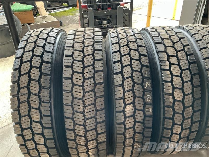 Quantity of (8) 11R22.5 Recapped Tires w/Aluminum 타이어, 휠 및 림