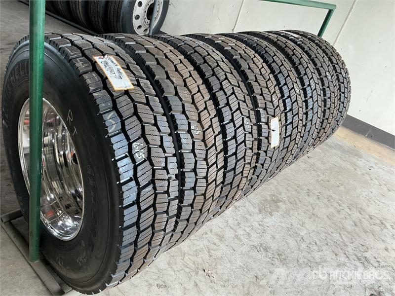 Quantity of (8) 11R22.5 Recapped Tires w/Aluminum Gume, točkovi i felne
