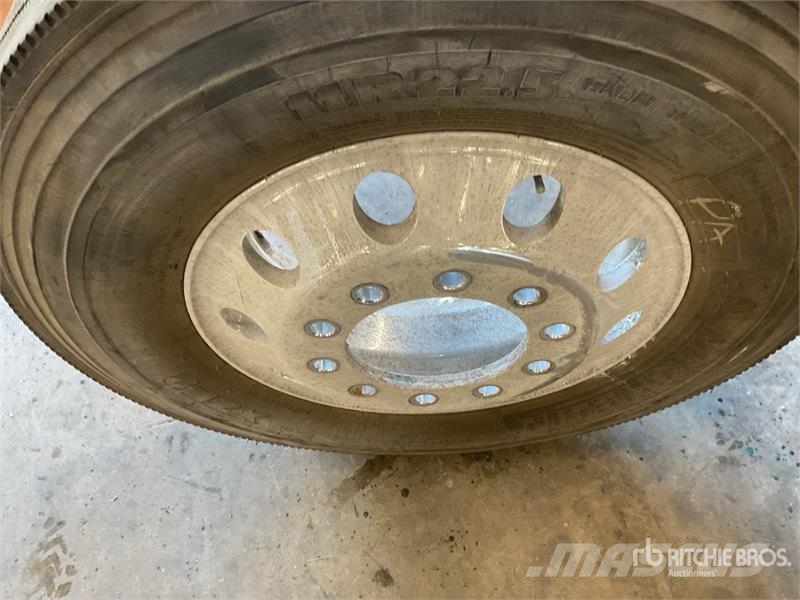  Quantity of (8) 11R22.5 Wheels and Tires الإطارات والعجلات والحافات