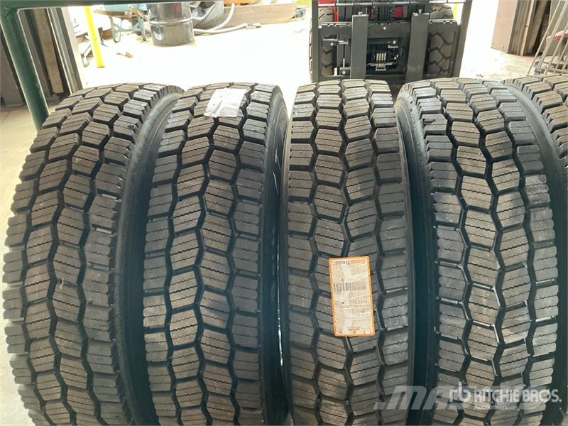 Quantity of (8) 11R22.5 Recapped Tires w/Aluminum Gume, točkovi i felne