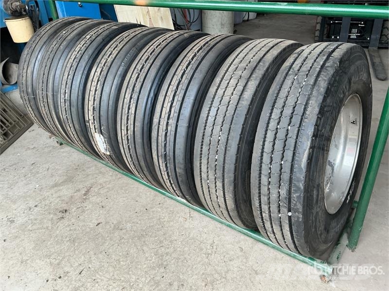  Quantity of (8) 11R22.5 Recapped Tires w/Aluminum  Gume, točkovi i felne