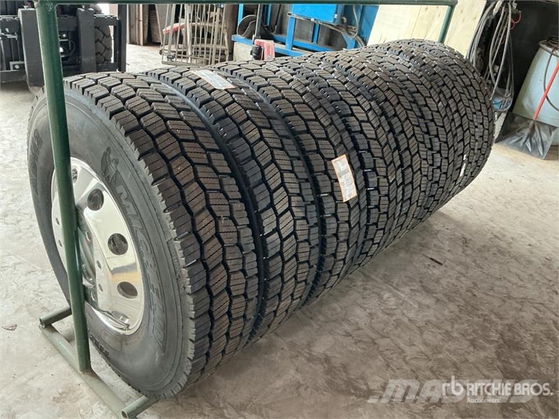 Quantity of (8) 11R22.5 Recapped Tires w/Aluminum Gume, točkovi i felne
